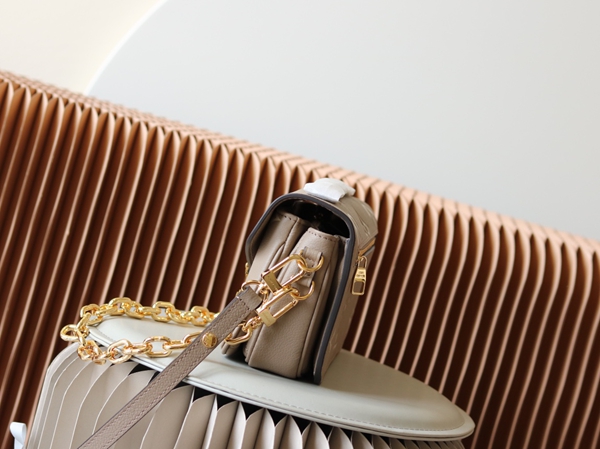 ルイヴィトンバッグ背面デザイン